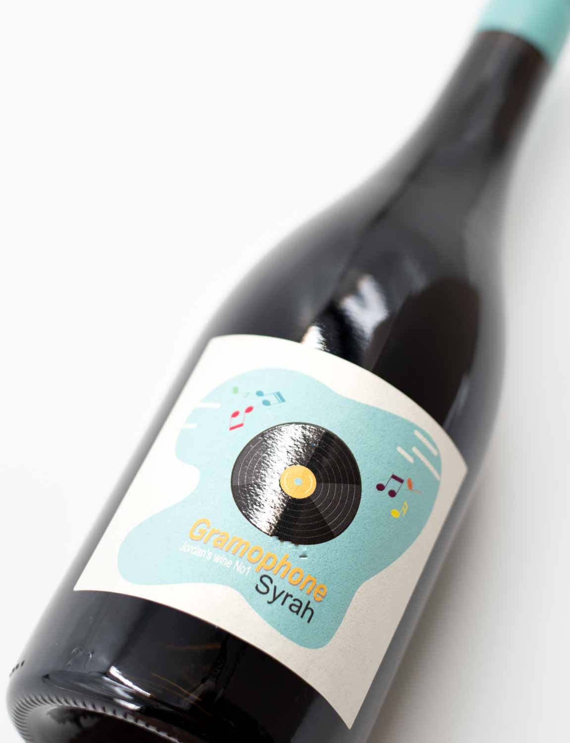 Etiketa vína Zagreus Gramophone Syrah – bulharské bio víno z ekologických viníc