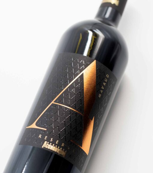 Detail etikety vína Mavrud Reserve z vinárstva Assenovgrad – bulharské červené víno