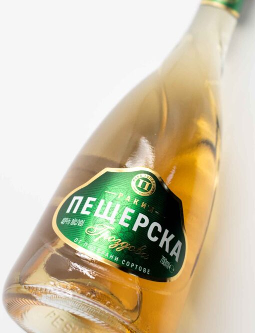 Bočný pohľad na tradičnú bulharskú pálenku Peshterska v sklenenej fľaši