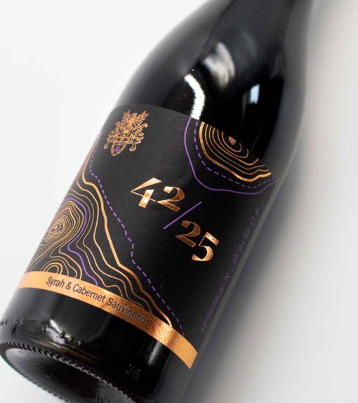Fľaša bulharského červeného vína Midalidare Estate 42/25 Syrah & Cabernet Sauvignon s rubínovou farbou a elegantnou etiketou.