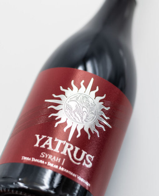 Detail prednej etikety červeného vína Terra Tangra Yatrus Syrah