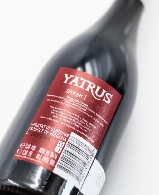 Detail zadnej etikety bulharského červeného vína Terra Tangra Yatrus Syrah