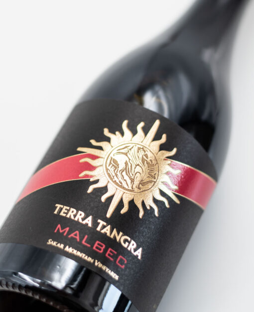 Detail etikety bulharského červeného vína Terra Tangra Black Label Malbe