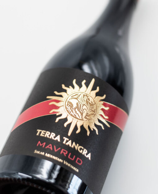 Detail etikety vína Terra Tangra Black Label Mavrud – bulharské červené víno