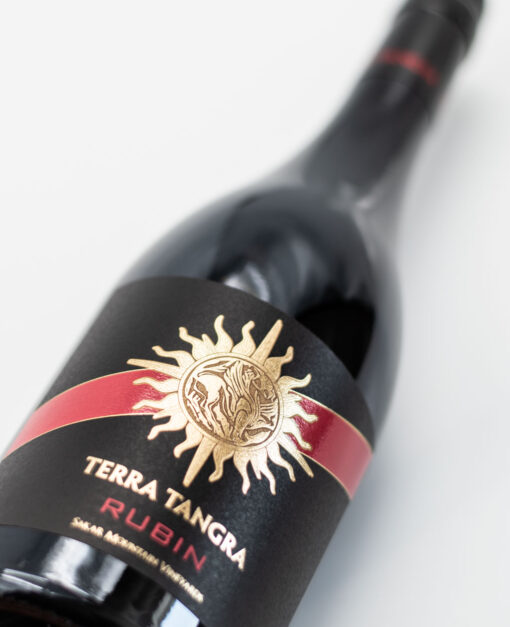 Detail etikety Terra Tangra Black Label Rubin – prémiové bulharské červené víno