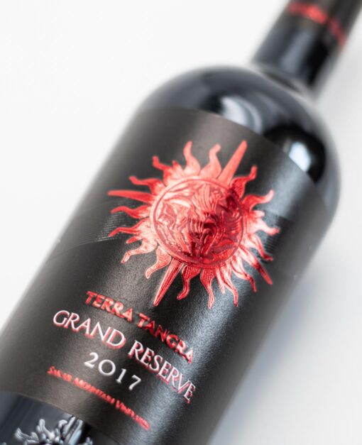 Detail prednej etikety červeného vína Terra Tangra Grand Reserve