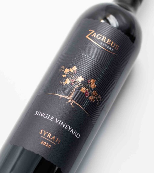 Detailný záber na fľašu bulharského vína Syrah