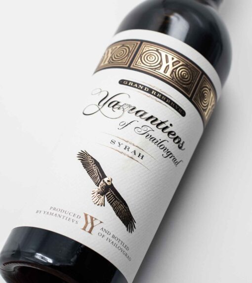 Detail etikety bulharského vína Yamantievs Syrah Grand Reserve