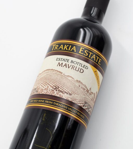 Predná etiketa na fľaši bulharského vína Trakia Estate Mavrud Reserve.