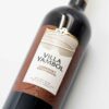 Detail fľaše bulharského vína Villa Yambol Cabernet Sauvignon so sýtym rubínovým odtieňom vína.